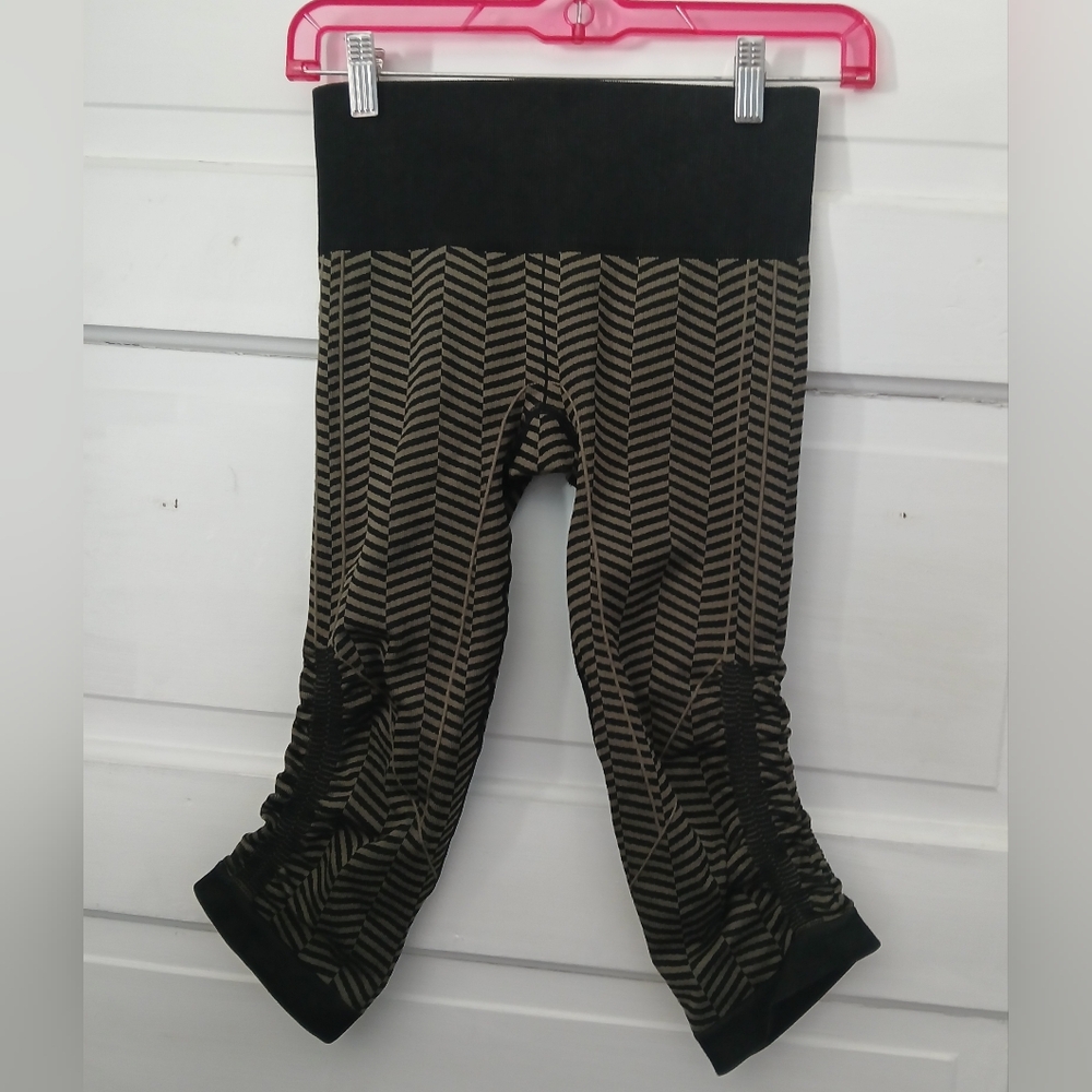 Lululemon 3/4 Leggings - Picture 2 of 6